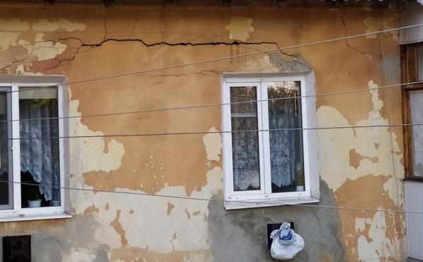 Стаття От подземных толчков рушатся дома. Фото Ранкове місто. Донбас