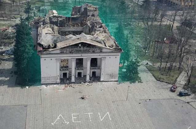 Стаття Російське бомбардування Маріупольського драмтеатру з мирними жителями: говорять ті, хто вижив Ранкове місто. Донбас
