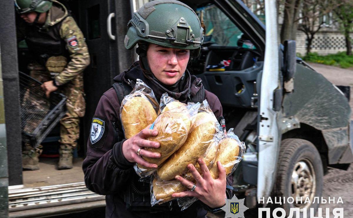 Стаття Як спецекіпаж поліції «Білі янголи» доставляє хліб у прифронтове село Торське. ФОТО Ранкове місто. Донбас